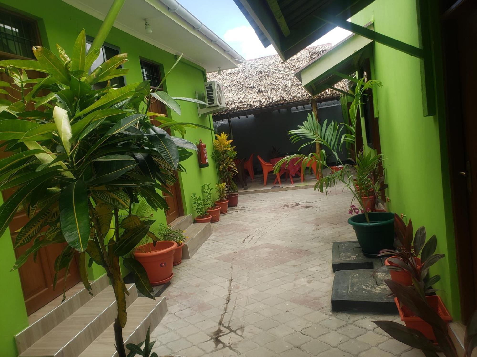 L&J Modern Backpackers Bnb Dar es Salaam Zewnętrze zdjęcie