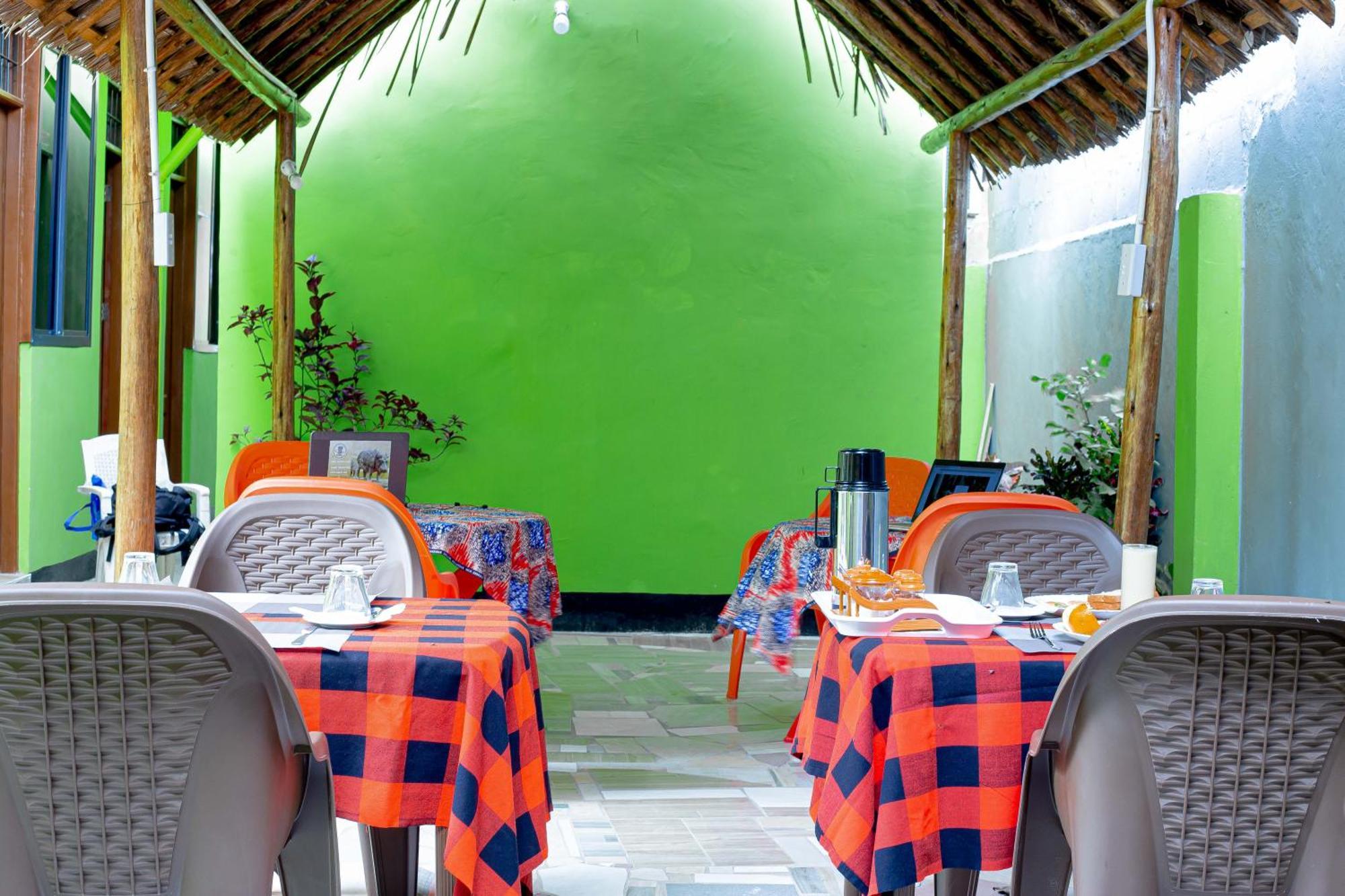 L&J Modern Backpackers Bnb Dar es Salaam Zewnętrze zdjęcie