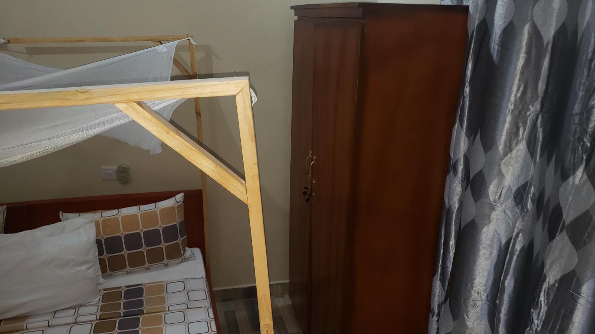 L&J Modern Backpackers Bnb Dar es Salaam Zewnętrze zdjęcie
