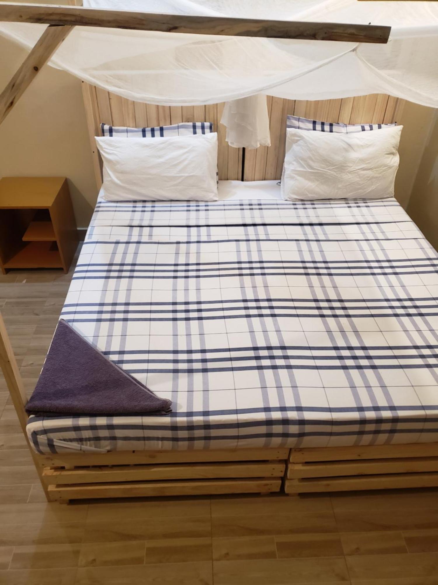 L&J Modern Backpackers Bnb Dar es Salaam Zewnętrze zdjęcie